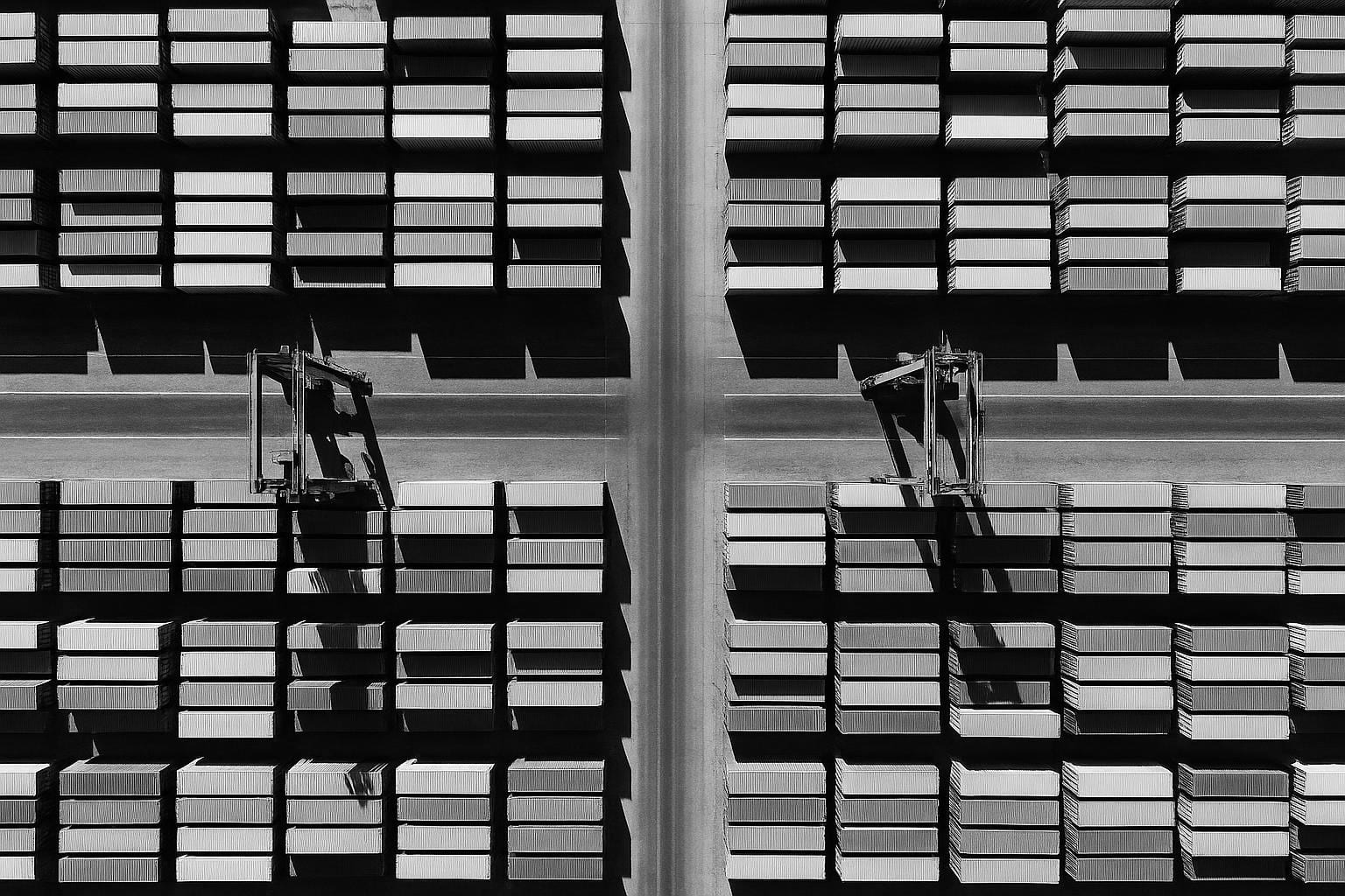 Containerterminal aus der Luft, Symbolbild für den internationalen Handel der RR global e-com GmbH