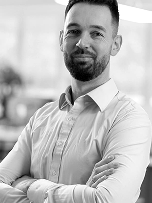 René Grosche, Geschäftsführer der RR global e-com GmbH, Portrait in Schwarz-Weiß